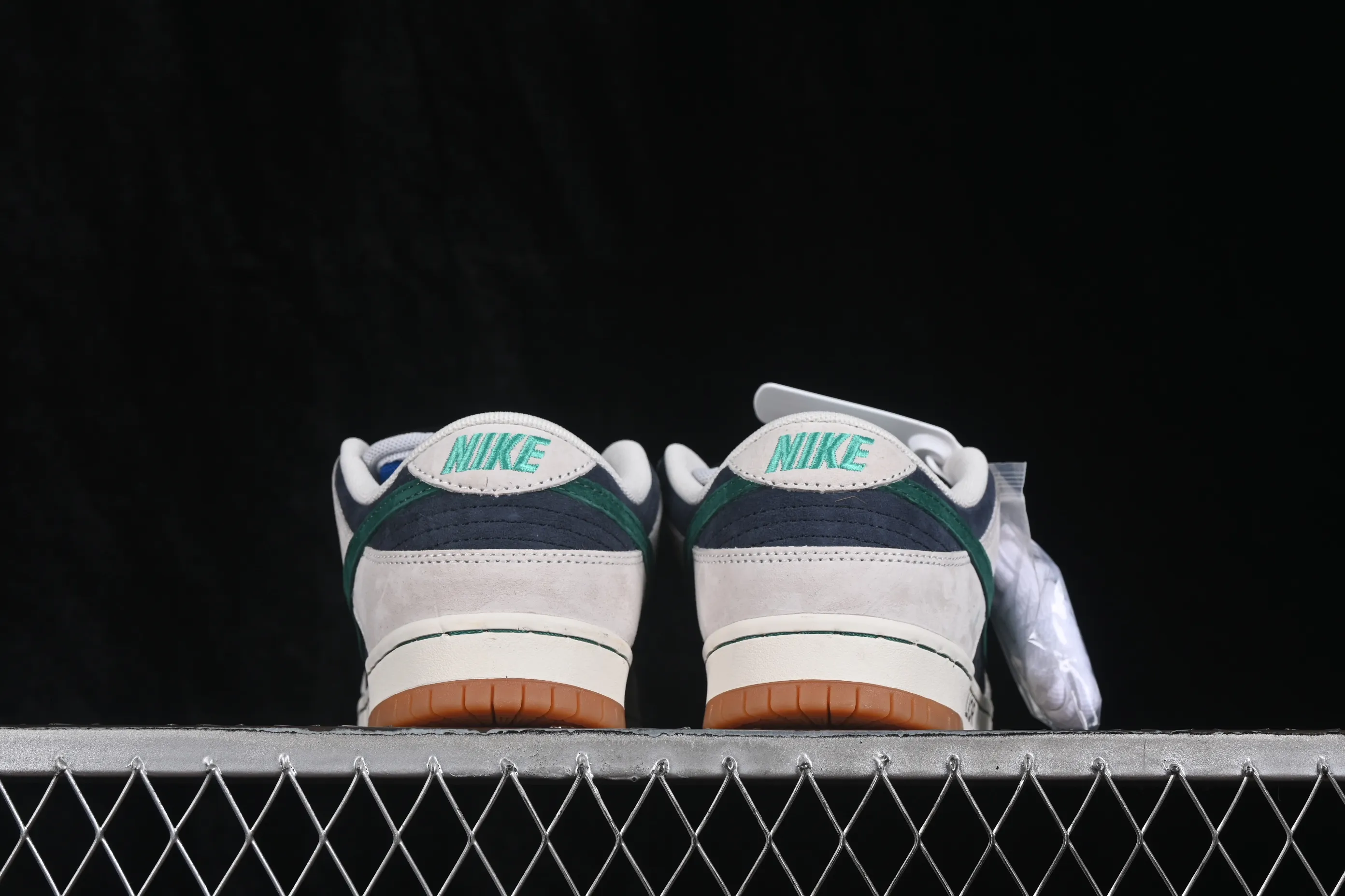 All Categories Nk SB Dunk Series Nk SB Dunk Low Low-top sneakers Nike SB Dunk Low Suede gray raw rubber SB low-top casual sneakers HF3704-001